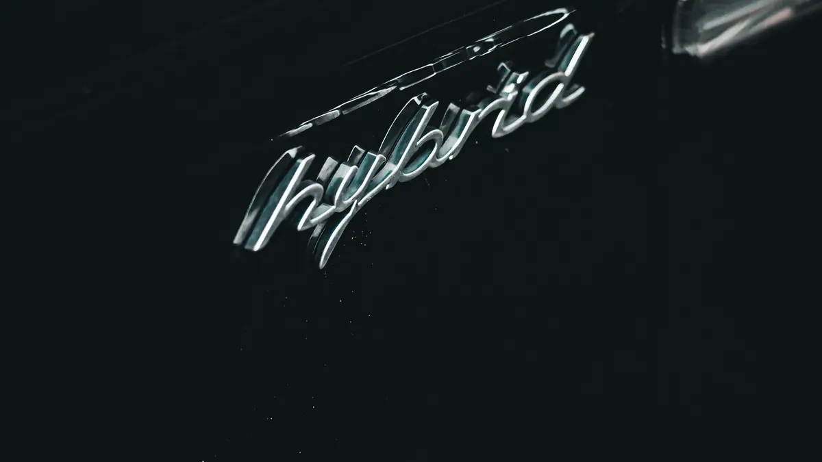 Emblema Hybrid en la carrocería negra de un carro híbrido